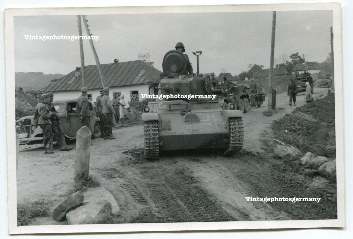 D1179 Foto Balkan Ungarische Beute - Panzer 38M Toldi mit Balkenkreuz