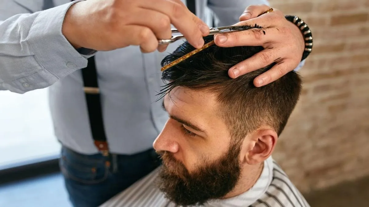 Los mejores cortes de pelo para hombres jóvenes para llevar en 2024