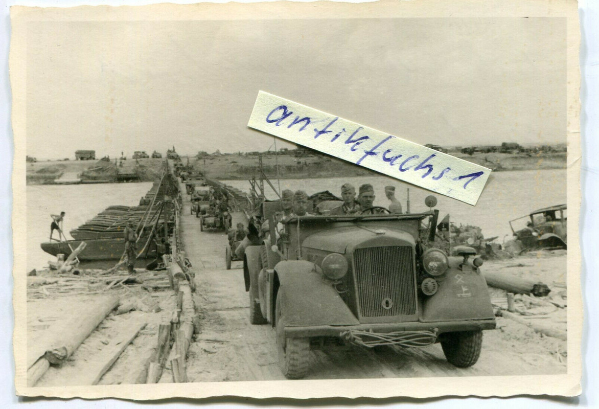 WH-Kübelwagen-Kolonne des Pz.Gren.Rgt.103 im Kampfraum Stalingrad