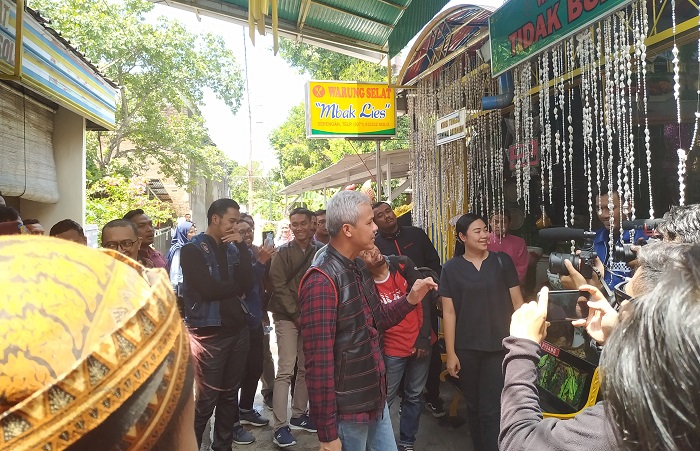 Gubernur Jawa Ganjar Pranowo tiba di Warung Selat Mbak Lies, Minggu (29/12/2019).