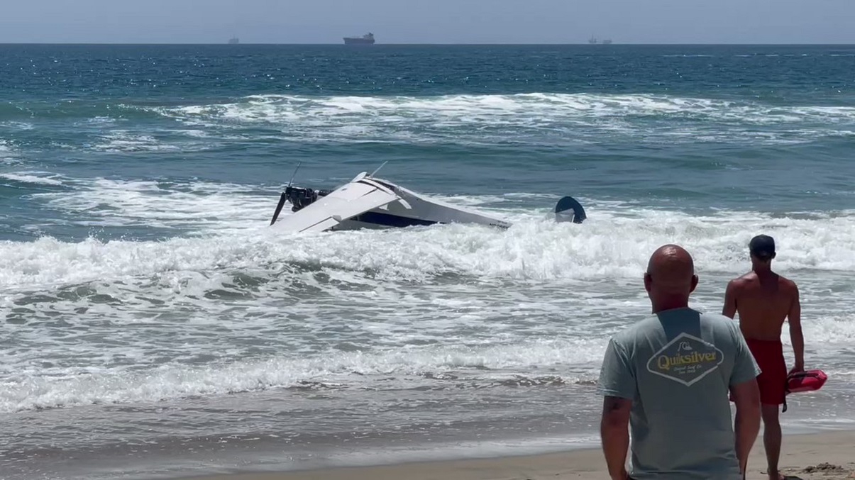Avioneta se estrella en el mar frente a Huntington Beach, California