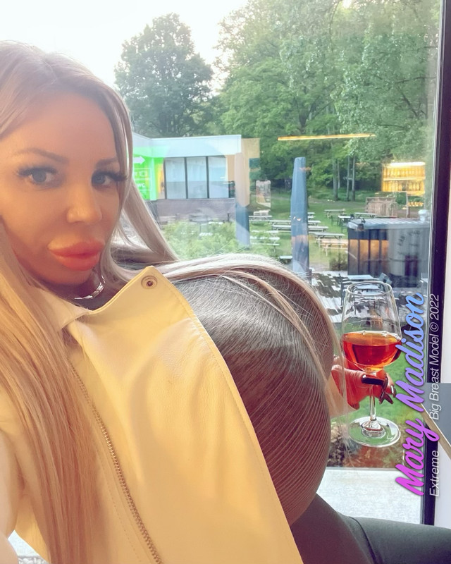 Mary-Madison-big-boobs-hungary-24921-(insta)