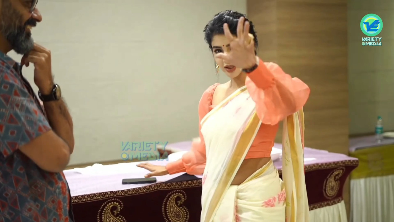 Pavithra Lakshmi Sexy Big Wide Navel in Saree from an event.mkv_snapshot_00.46.710