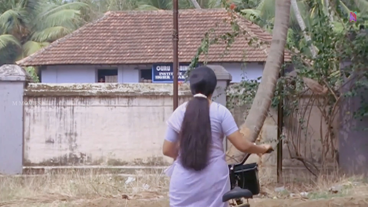 Kavya Madhavan Rare slight navel slips and big ass jiggling.mp4_snapshot_01.00.133