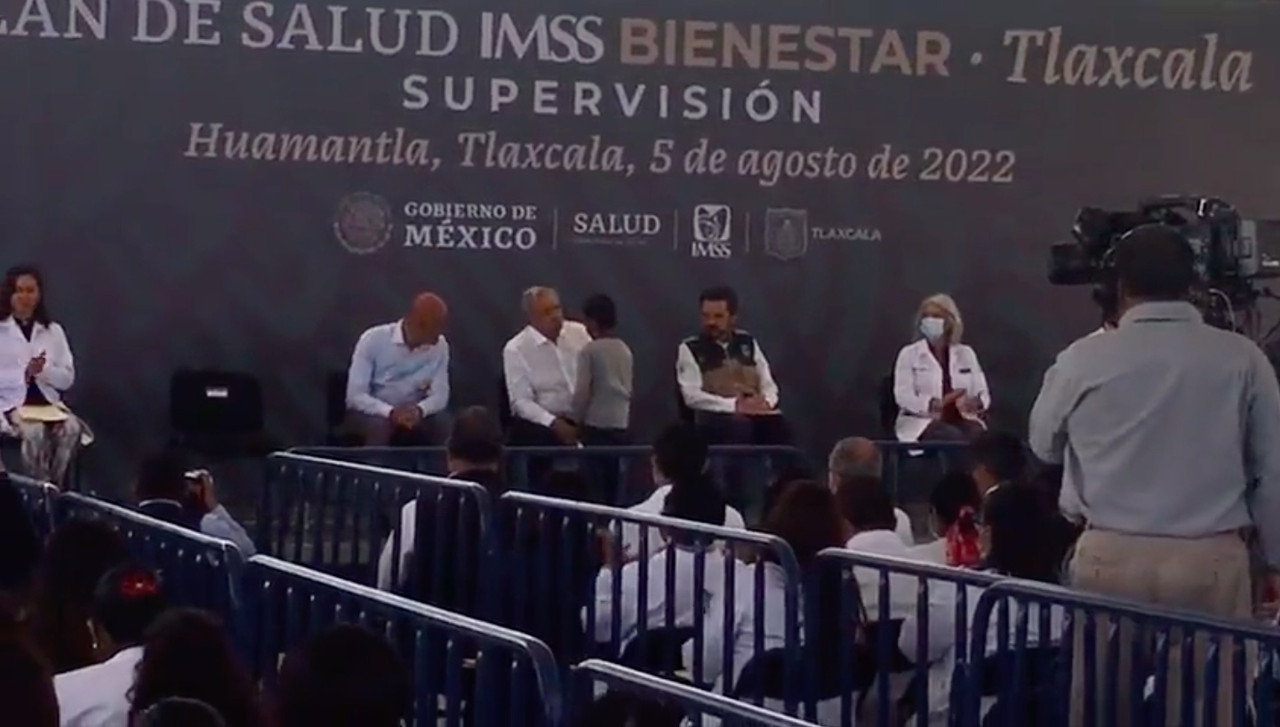 Niño se acerca a AMLO par suplicarle que liberen a su papá de prisión