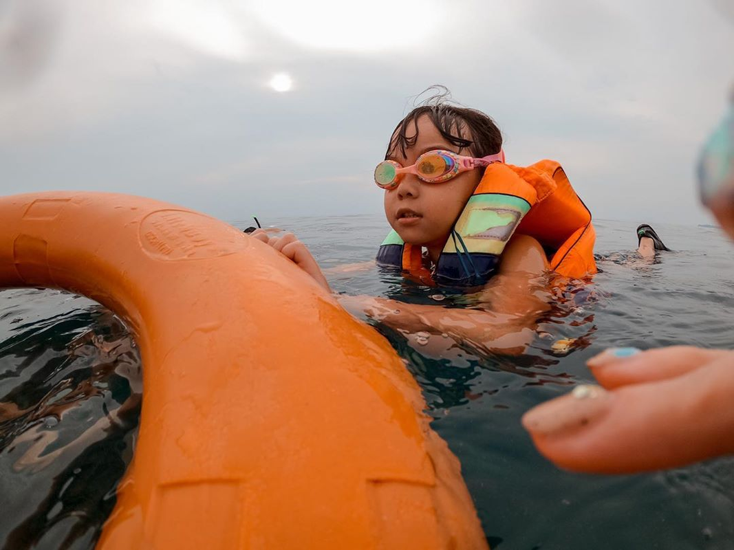 Gempi menjajal snorkeling bersama Gisel