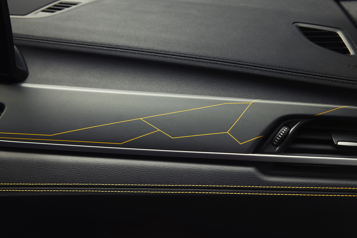 P90449288_highRes_bmw-x2-edition-goldp