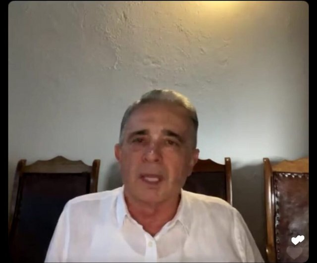 ¿Preocupado de rendir cuentas ante la justicia? Entrevista a Álvaro Uribe muestra su rostro completamente demacrado Uribe2