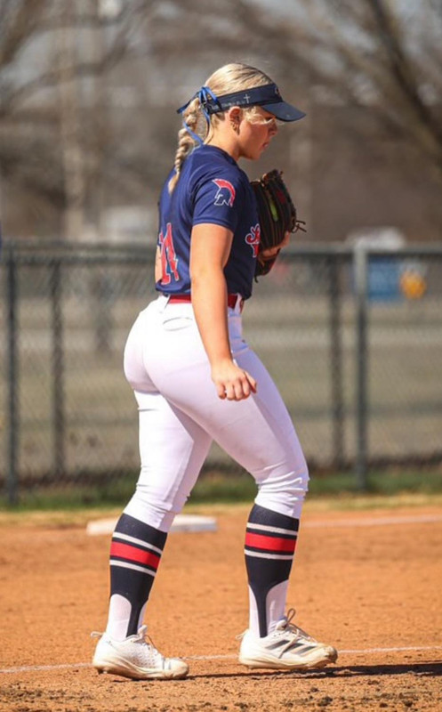 graci-major-college-softball-player-v0-3iu1n8du9oxe1.jpg