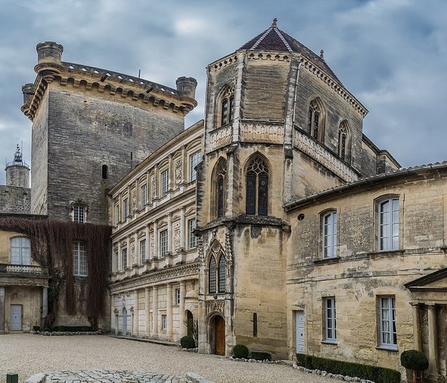 Uzes 1024px-Castle-of-Uzes-11