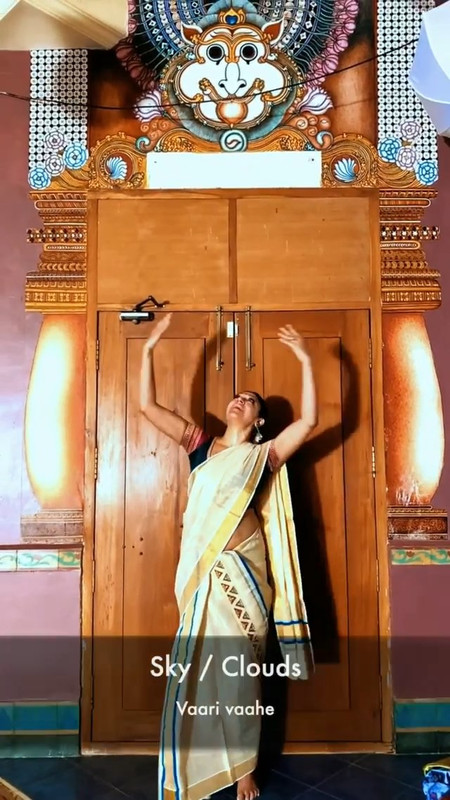 Shobana Sexy tummy show.mp4_snapshot_00.05.091