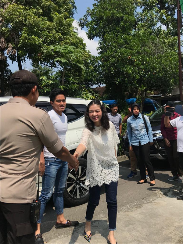 Penampilan berbeda Selvi Ananda saat datangi TPS 38.