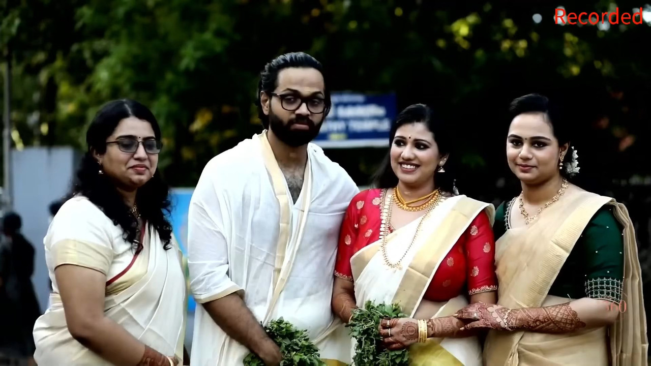 Malayali Bride Very Huge Breasts and Big Sexy Deep Navel Slips in Traditional Saree.mkv_snapshot_06.