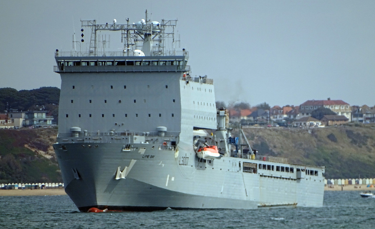 Lyme Bay (L.3007) в Борнмутском заливе