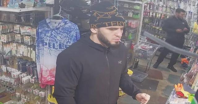 Ислам Махачев коментира популярната си снимка в рибарски магазин