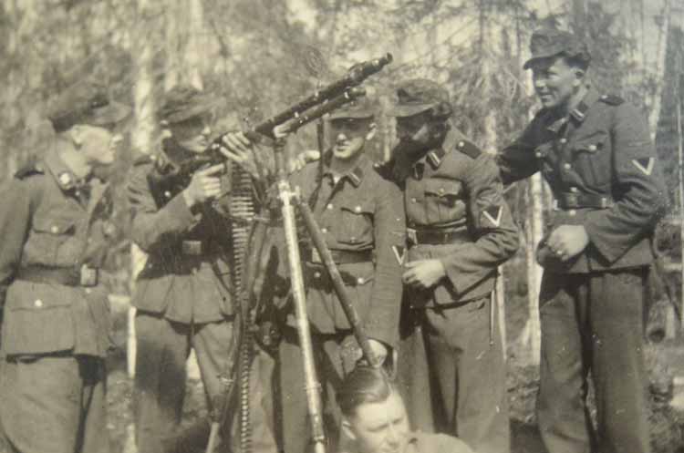 Miembros de la Pioneer Batallón de la 6.ª División de Montaña SS Nord con una MG Miembros de la Pioneer Batallón de la 6.ª División de Montaña SS Nord con una MG