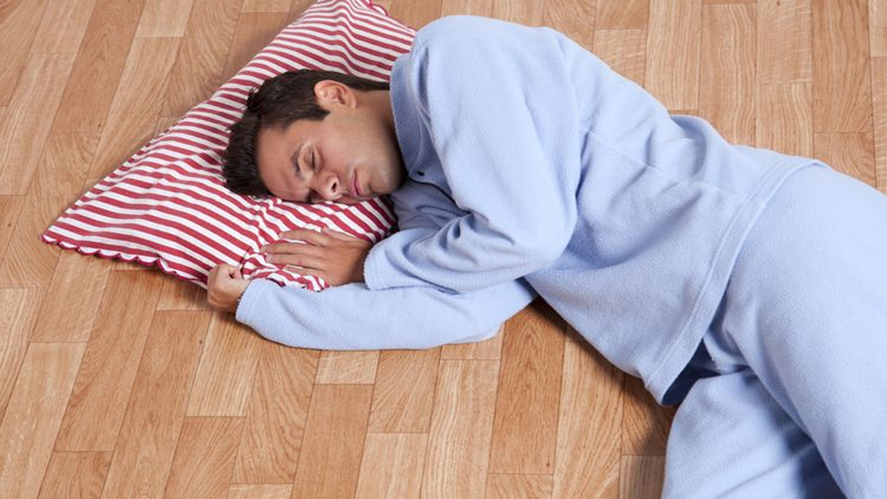 Apakah Tidur di Lantai Bisa Kena Angin Duduk? Ini Jawaban Dokter