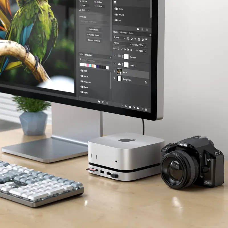 Soporte y Hub Satechi con un Mac Mini M4 encima, en un escritorio limpio y moderno.