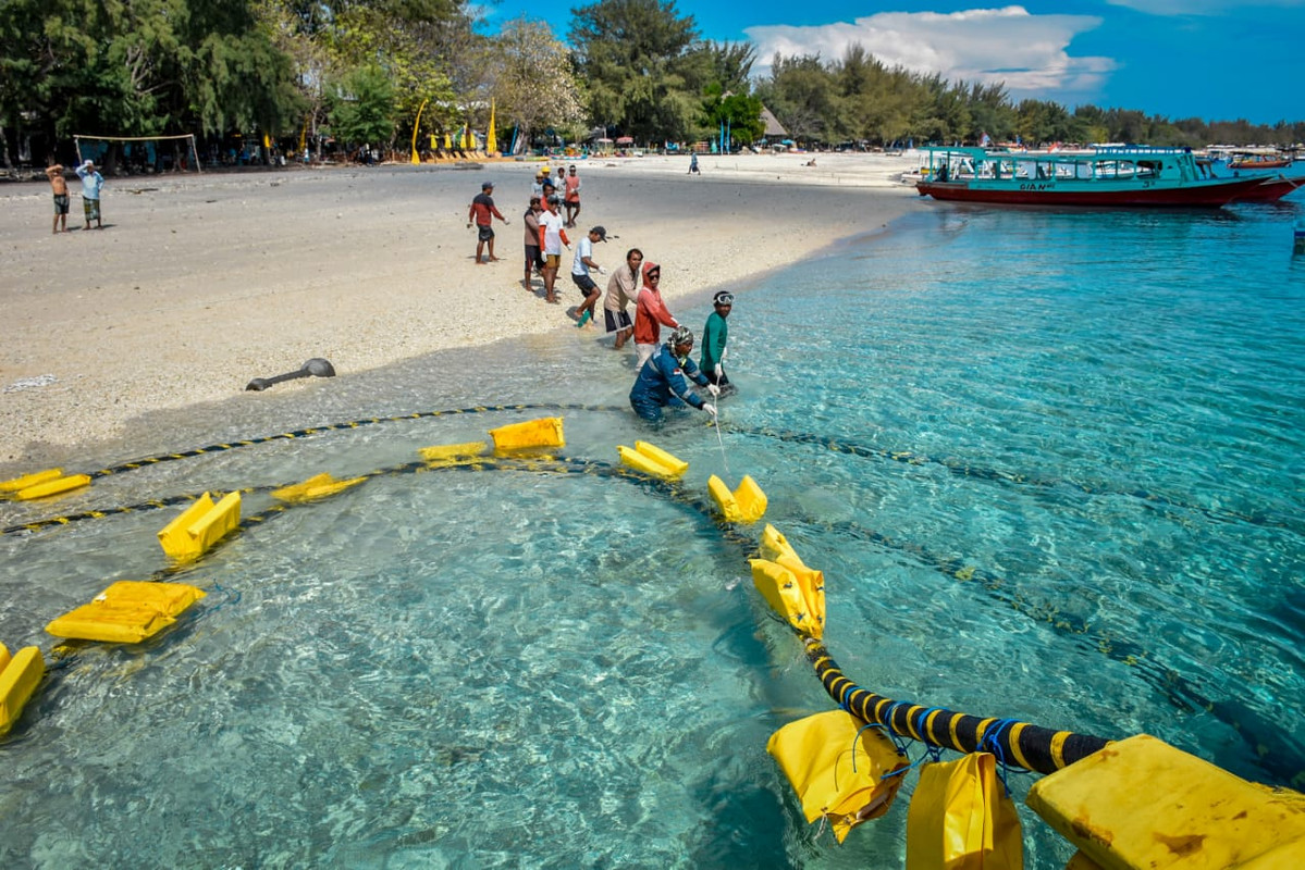 Proses pemasangan kabel laut di kawasan Tiga Gili NTB