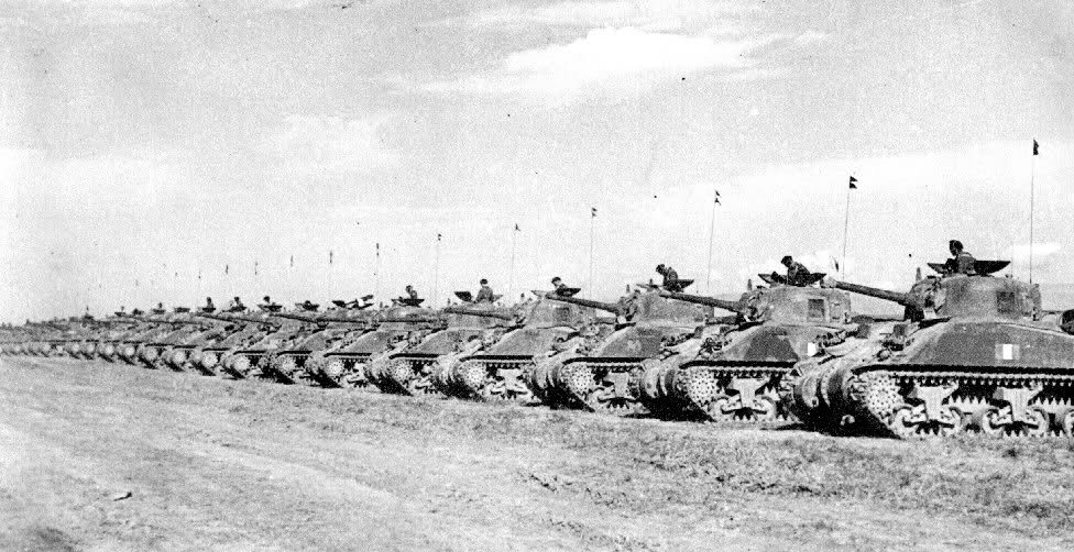 Tanques Sherman del 12º Regimiento Blindado son inspeccionados en Lucera al Sureste de Italia en septiembre de 1943