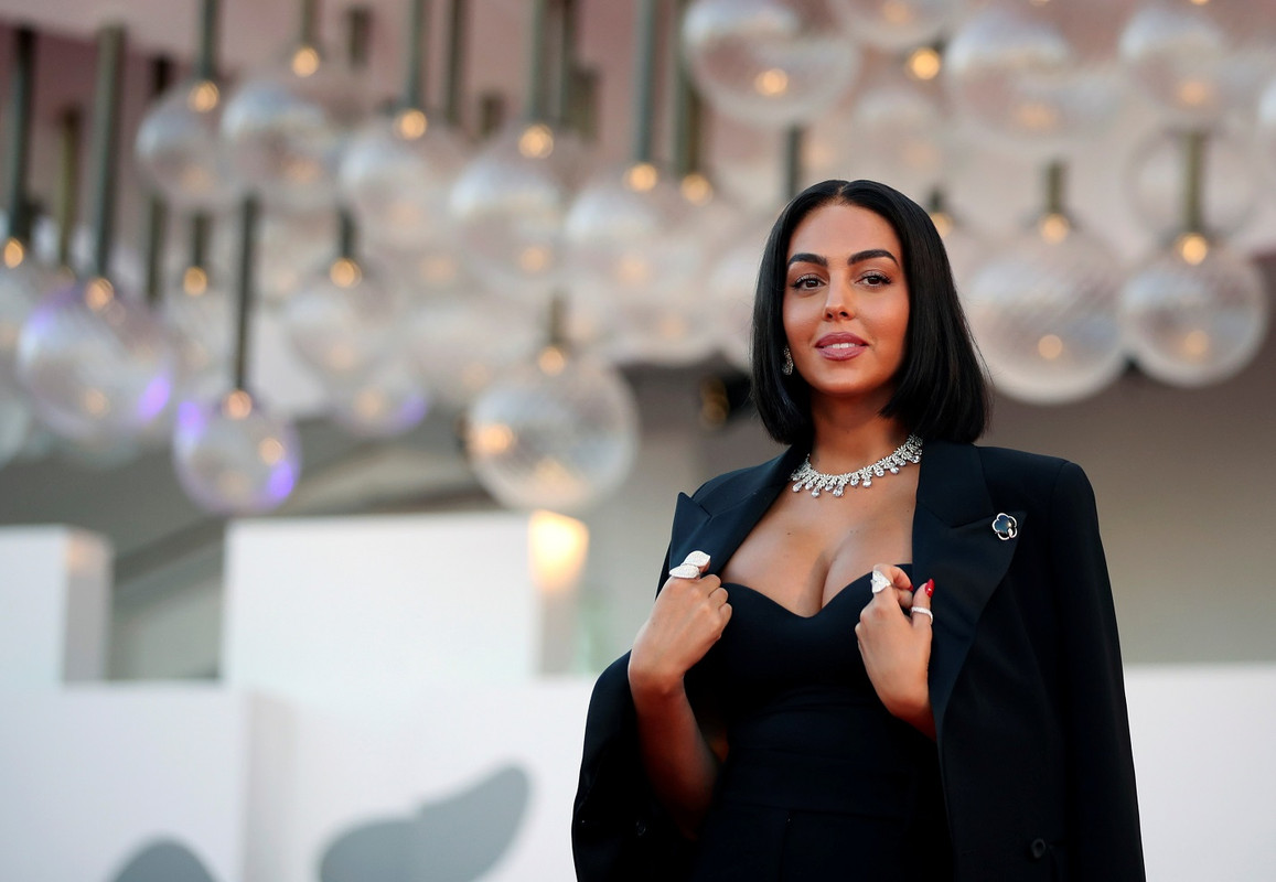 Georgina Rodríguez combina estilismos y luce preciosa en su avanzado embarazo