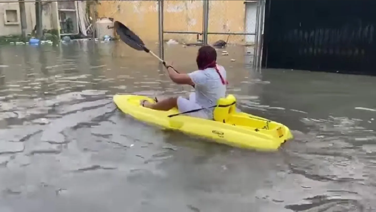 Cancún bajo el agua, hombre y su kayak conquistan las calles inundadas: video