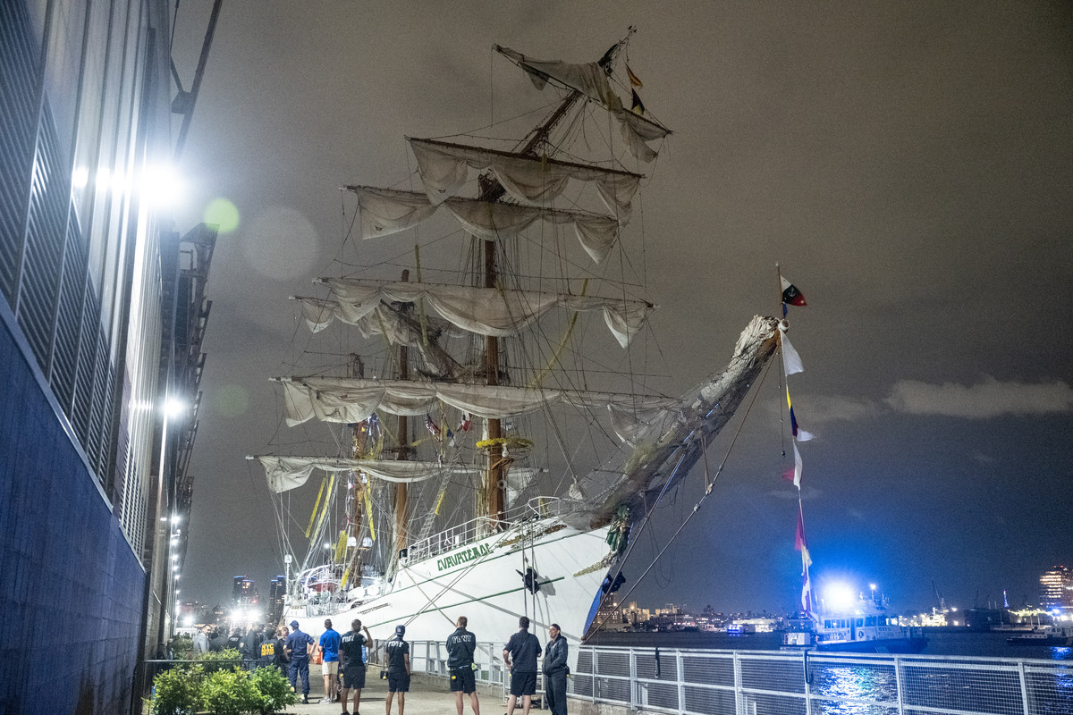Mexican Navy Ship Hit The Brooklyn Bridge