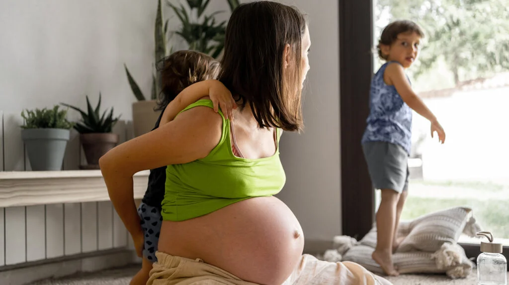 what does an early pregnant stomach feel like