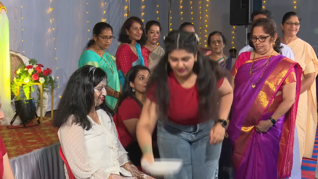 Cute mangalore chubby girl huge boobs and nipple pokie and other lady navel in saree.mp4_snapshot_00