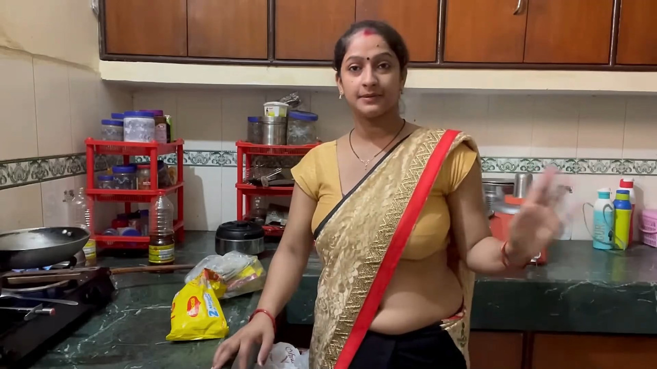 Sexy fleshy housewife ruby huge boobs, navel,ass in saree.mkv_snapshot_01.50.548