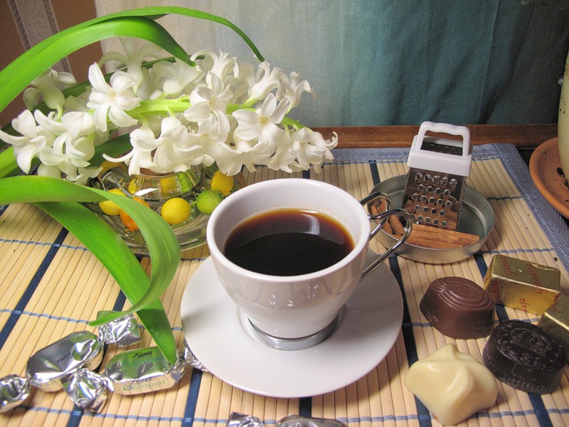 Доброе весеннее утро с чаем. Кофе и цветы. Чай цветок. Кофе с цветами. Чай с цветами.