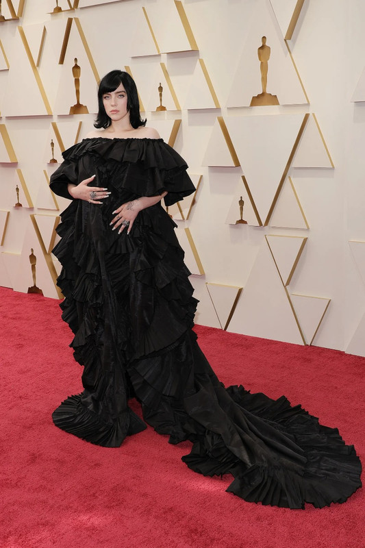 Billie Eilish se lanza contra las críticas de su vestido en los Premios Oscars