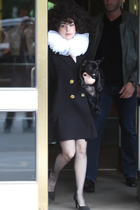 6-11-14-Leaving-her-apartment-in-NYC-003