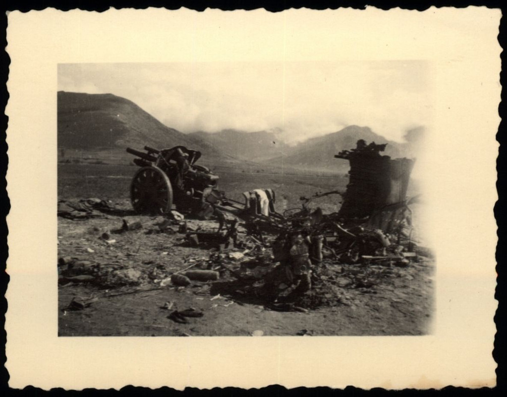 Original Foto II. WK Im Felde Kanone FLAK Geschütz Geschosse Beute zerstört
