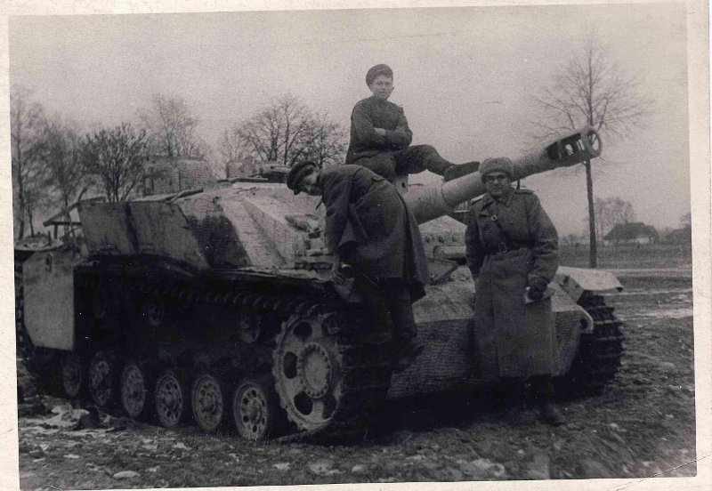Экипаж агитмашины ДКА 3-го Белорусского фронта у брошенного немцами танка. (Восточная Пруссия)