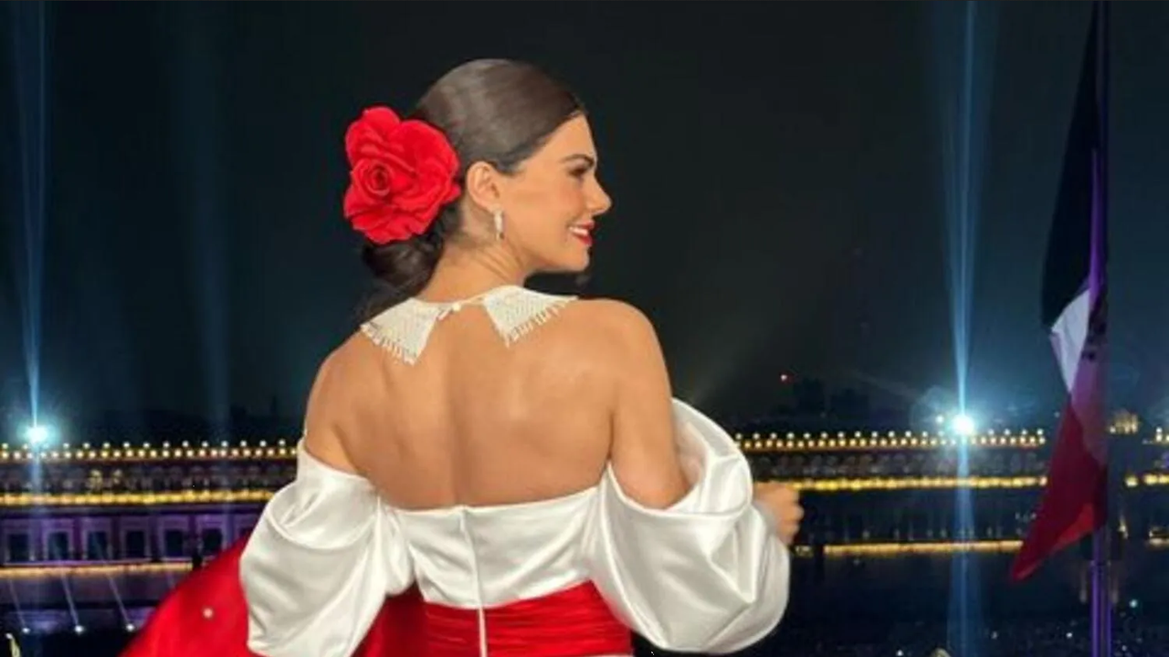 Con curvivestido, Livia Brito presume ser mexicana en las Fiestas Patrias