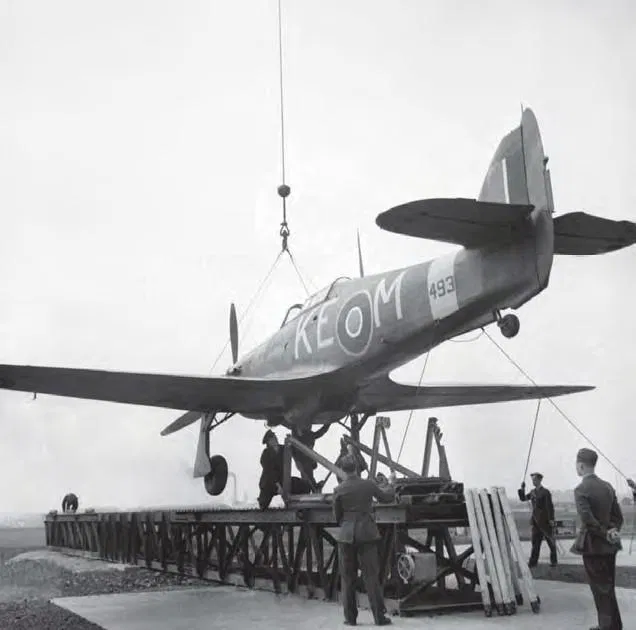 Sea Hurricane Z4936, siendo catapultado en unas pruebas cerca de liverpool Sea Hurricane Z4936, siendo catapultado en unas pruebas cerca de liverpool