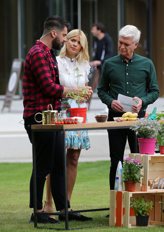 holly-willoughby-itv-studios-london-june-20th-2018-16