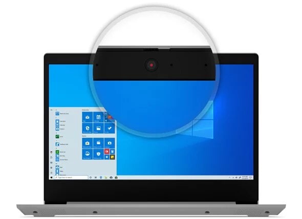 Una persona utilizando la Lenovo IdeaPad 3 en un espacio de trabajo flexible.
