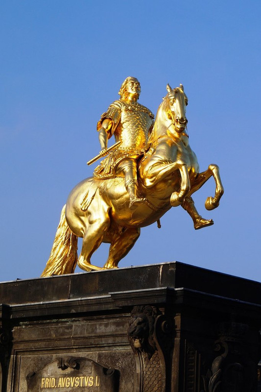 gold-monument.jpg