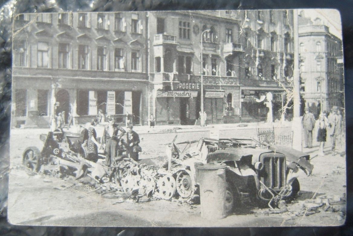 1945 AK zerstörter Sd.Kfz. 10 in Prag Befreiungs