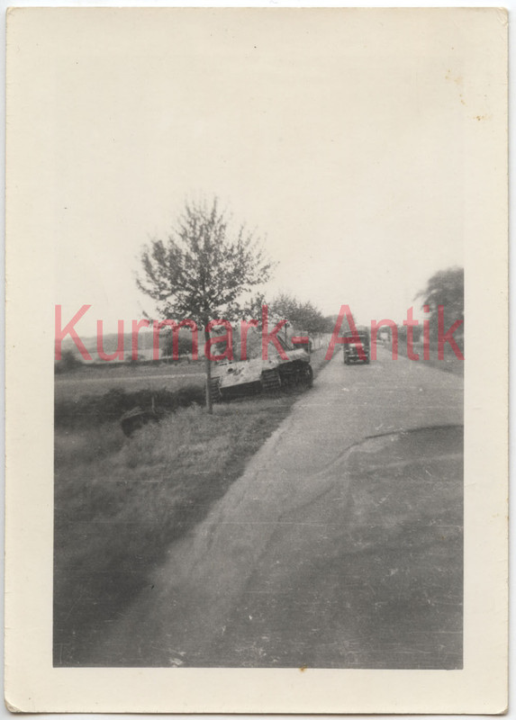 Foto Wehrmacht Panzer  1945 südl. Berlin an Autobahn