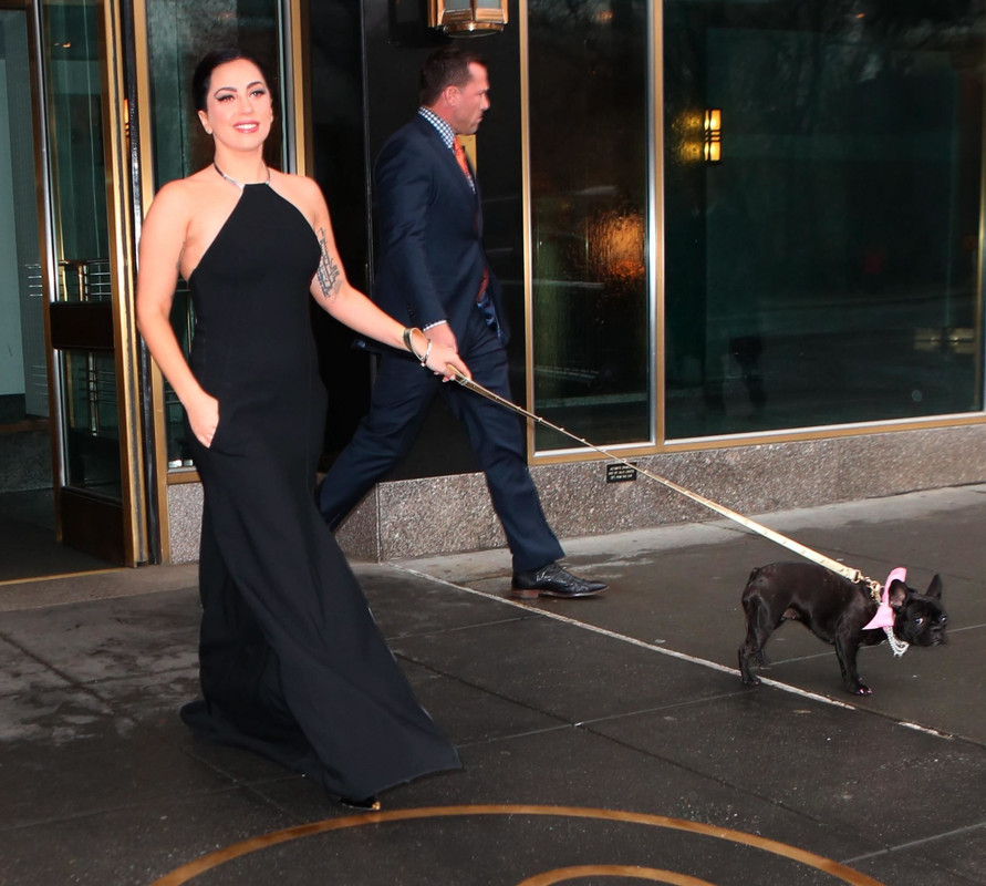 12-6-14-Leaving-her-apartment-in-NYC-001