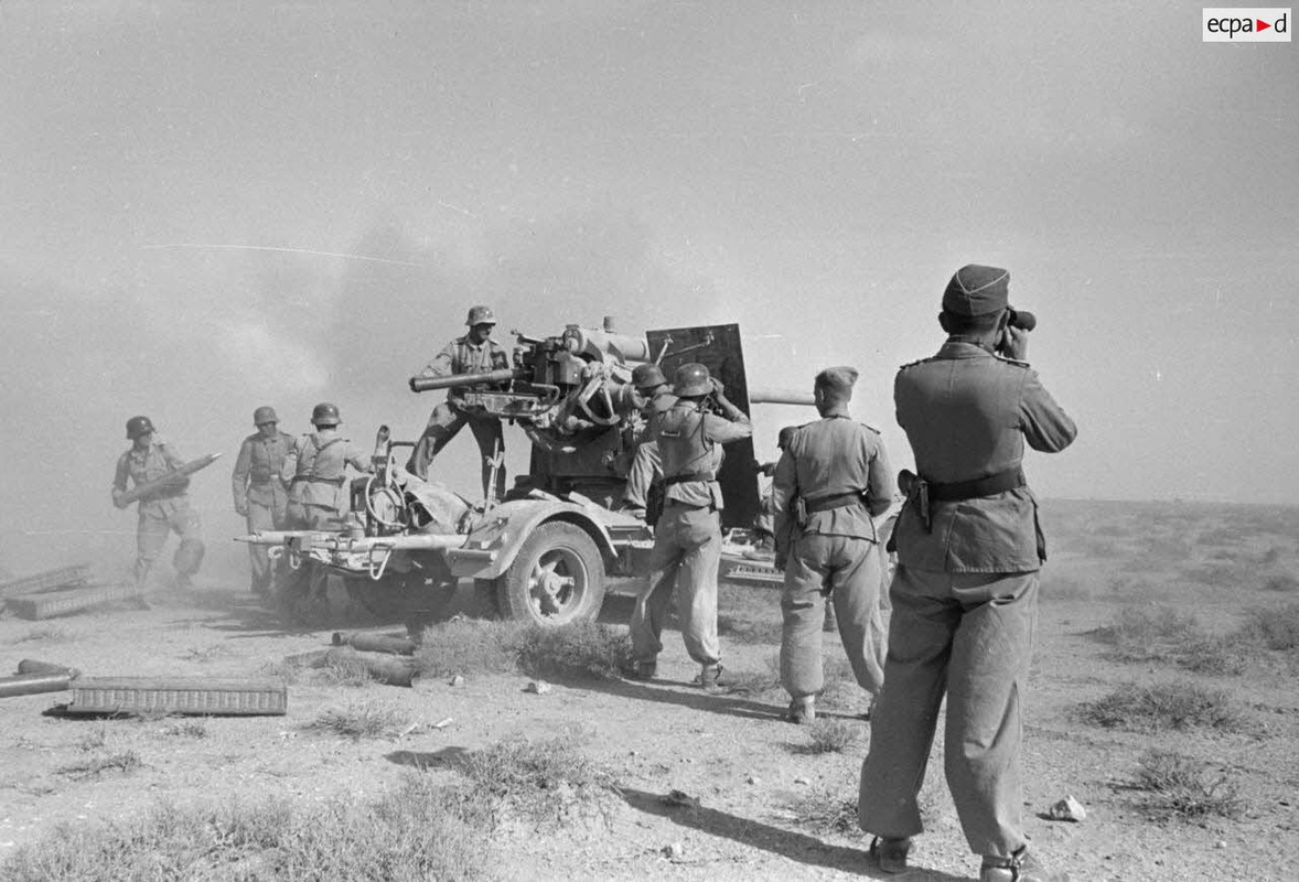 Une batterie de FlaK équipée de canons de 8,8 cm FlaK-18 effectue un tir, s'agit-il d'un exercice ou