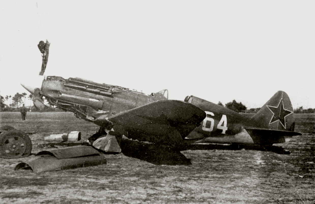 Mikoyan-Gurevich-MiG-3-11IAP-White-64-damaged-after-it-hit-a-vehicle-on-landing-12th-Jun-1943-01