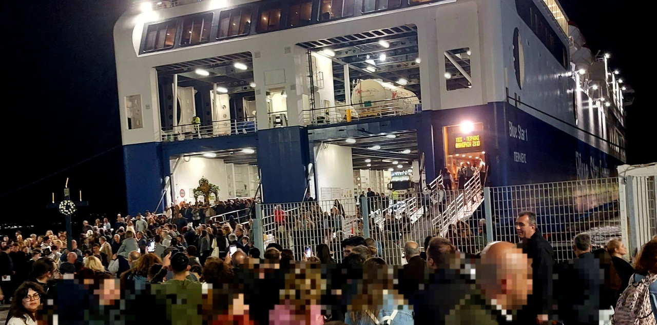 Ο ΕΠΙΤΑΦΙΟΣ ΣΤΟ BLUE STAR 1 ΓΙΑ ΝΑ ΠΡΟΣΚΥΝΗΣΟΥΝ ΟΙ ΤΑΞΙΔΙΩΤΕΣ 