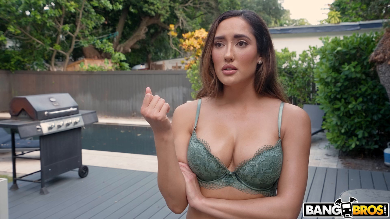 Chloe Amour - Chloe Catches Creampie - BANGBROS.mp4.0004