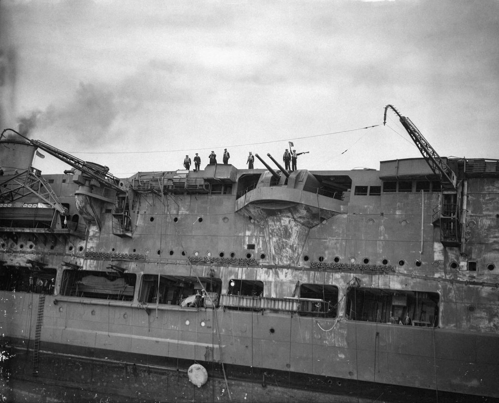 HMS-Ark-Royal-torpedeado-13-11-1941.jpg