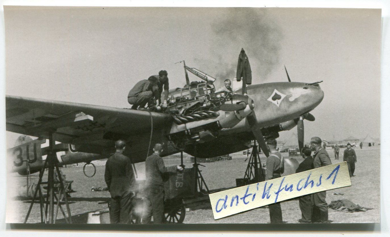 Militär-Flugzeug Me 110 mit 2 Staffelabzeichen vom ZG 26