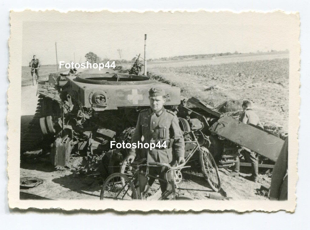 Foto Zerstörter deutscher Panzer Truppenfahrrad 